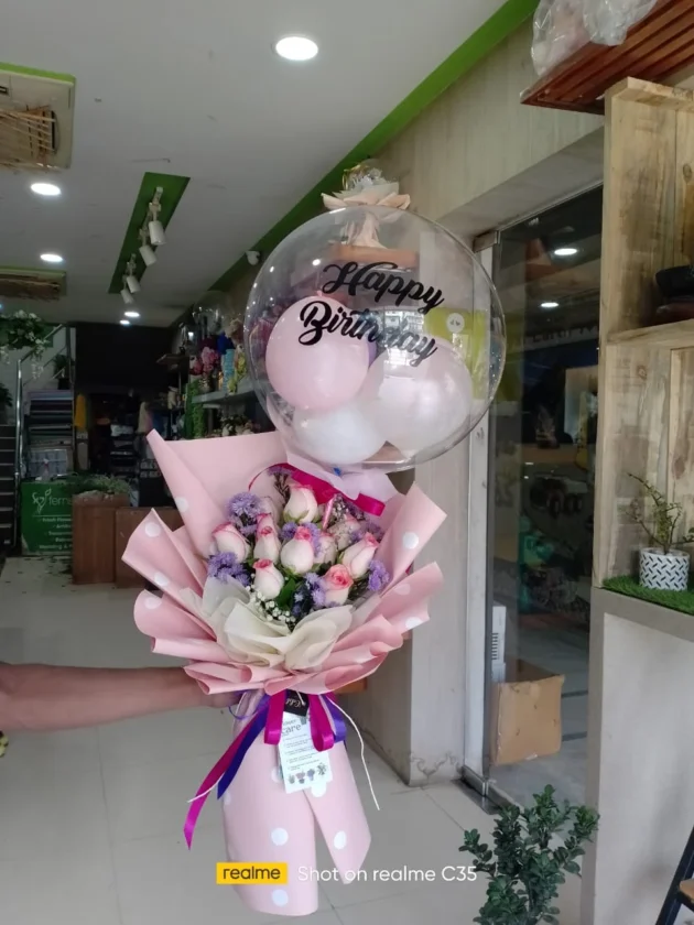 Balloon bouquet above hand bunch