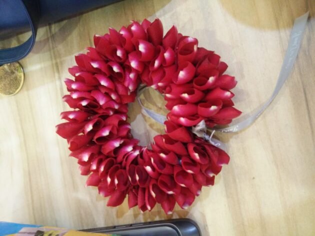 Classic red petals gajra