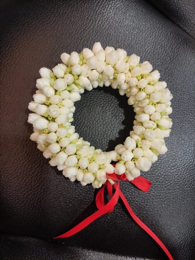White flowers gajra