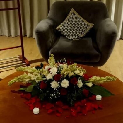 Low long arrangement for mini table
