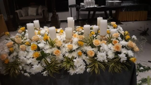 Low long arrangements to light up your dinner or lunch meetings