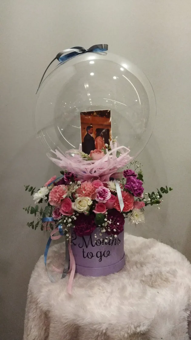 Photo with fresh flowers with balloon
