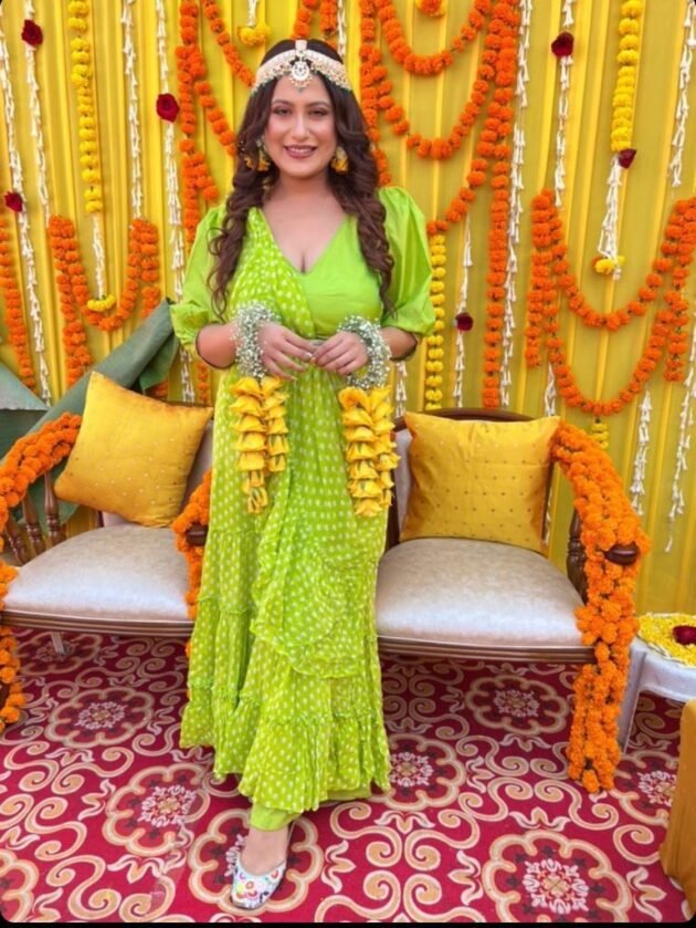 Sunshine floral jewellery with yellow roses & fresh gypso