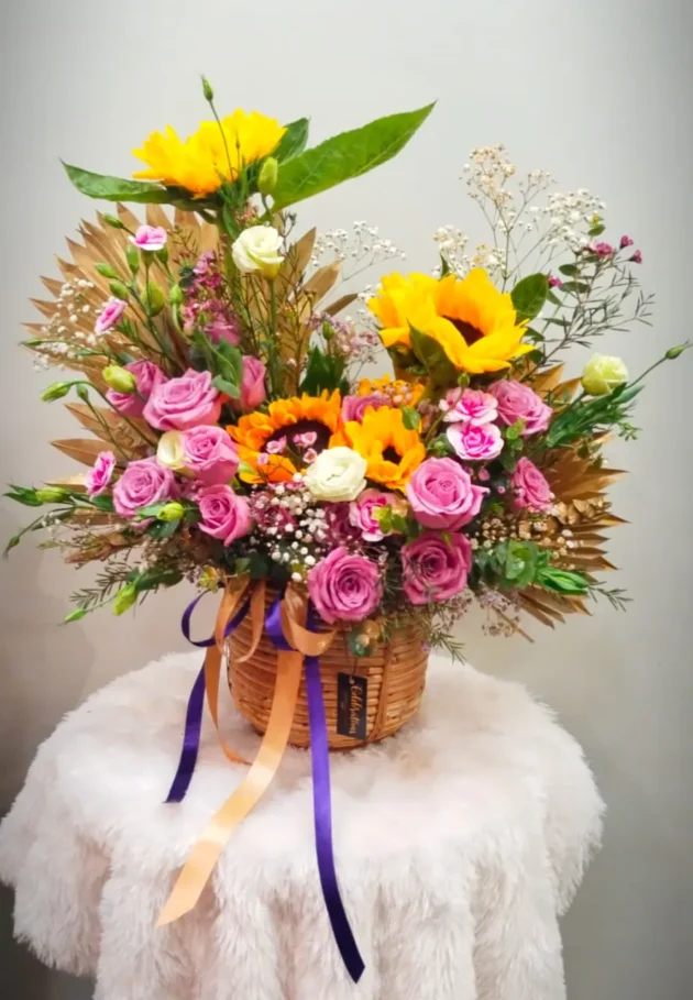 Sunshine with lilac roses