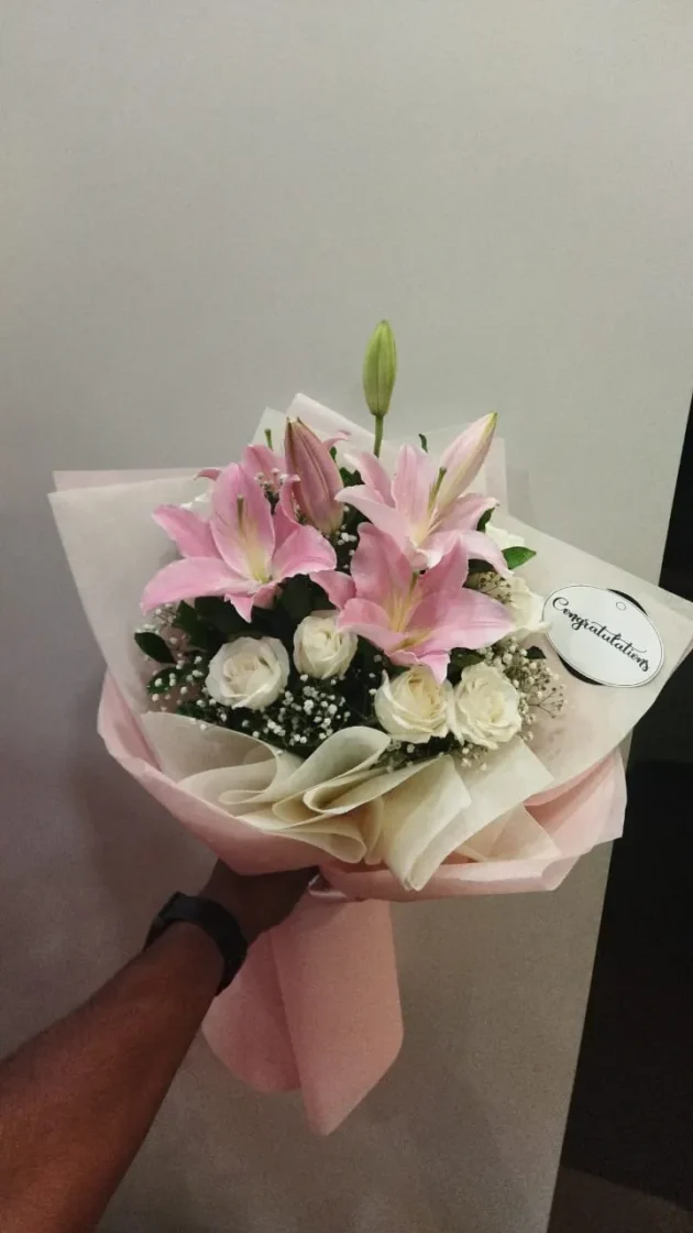 batch_pink lily white rose bunch