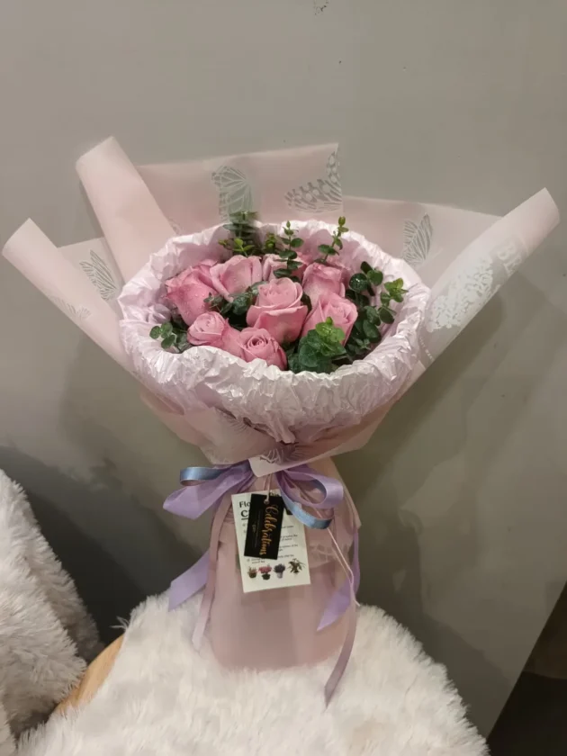 Purple roses round wrap bunch
