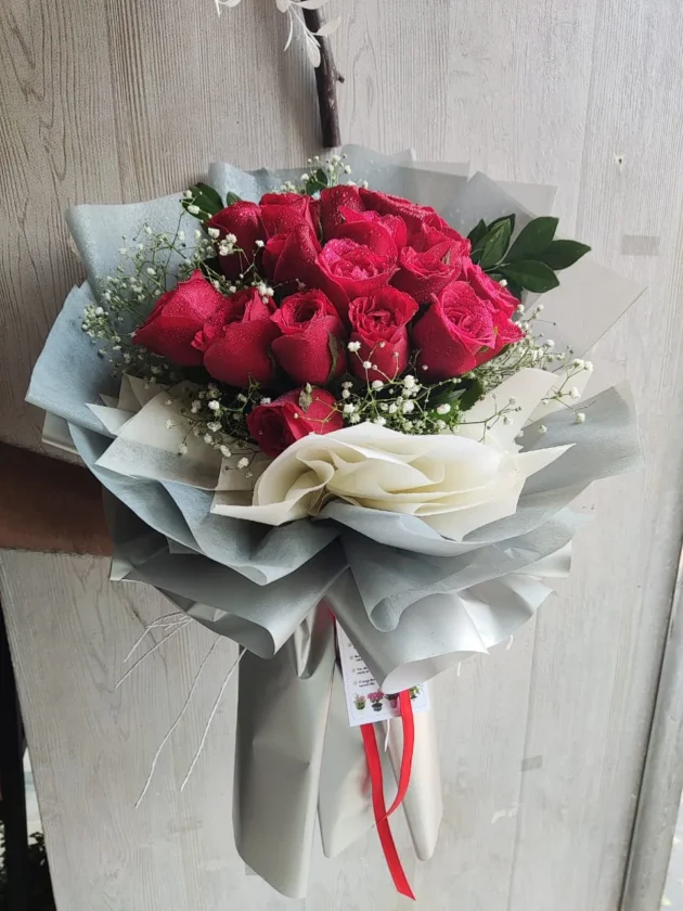 rose bunch in grey packing
