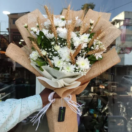 batch_white dausy with some dry stick wrapped with pure elegance